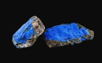 コバルトは青色の顔料の原料にもなる金属だ。多くの携帯電話やコンピューター、電気自動車のバッテリーに不可欠な金属だが、その採掘現場では人権侵害が行われている。（PHOTOGRAPH BY RHJ, GETTY IMAGES）