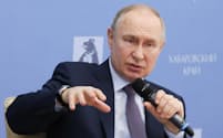 ロシア極東ハバロフスクで経済関係者らを前に話をするプーチン大統領（11日）＝タス共同