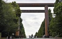 靖国神社の大鳥居は高さ２５メートル（東京都千代田区）
