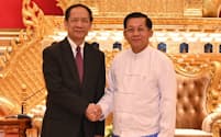 ミンアウンフライン氏(右)と握手するアルンゲオ氏は国連経験が長いベテラン外交官(10日、ネピドー)