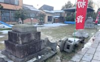 灯籠が倒壊している新潟市内の神社（11日、新潟市）