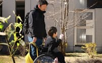 子どもを特別支援学校に車で送迎してから、学校近くのリモートオフィスで働いている菅川高和さん㊧