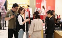 特設売り場で買い物する外国人観光客ら（23年９月、東京都中央区の松屋銀座）