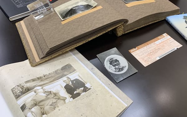 晩年の本田さんからもらった写真は大事にしている(中央手前)