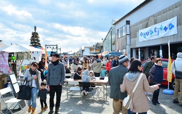 イベントでにぎわう万代中央ふ頭(徳島市)