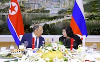2023年10月、ロシアのラブロフ外相（左）が北朝鮮を訪れ、崔善姫外相と言葉を交わした＝朝鮮中央通信・共同