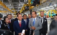 ビンファストのブオンＣＥＯ（写真左）は13日、インドネシアのジョコ大統領をハイフォン工場に招待した。