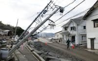 能登半島地震では送電線や配電設備の損壊で大規模な停電が発生した（石川県輪島市）＝共同