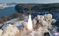 14日、北朝鮮ミサイル総局が極超音速弾頭を搭載して行った固体燃料式の中長距離弾道ミサイルの発射実験＝朝鮮中央通信・共同