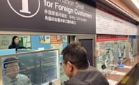 西武新宿駅にある「外国のお客さまご案内窓口」では、TOPPANの翻訳システムが活躍している