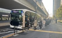 東京BRTに乗り込む乗客ら(12日、東京都中央区勝どき)
