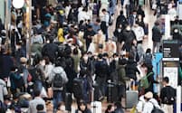 帰省ラッシュで混雑する羽田空港国内線の出発ロビー（2023年12月30日）