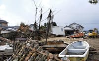 津波被害を受けた石川県珠洲市宝立町で木の枝に残る海藻。周囲の家屋は倒壊し、木材が散乱していた（12日午前）＝共同