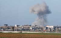 イスラエル軍とハマスの戦闘が続くなか、ガザ北部から上がる煙（13日）＝ロイター