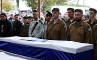レバノンから飛来したミサイルで亡くなった親子の葬儀に参列する人々（15日、イスラエル北部）＝ロイター