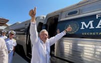 ロペスオブラドール大統領は約300キロメートルをつなぐ旅客鉄道を復活させた（23年12月、オアハカ州）＝メキシコ政府提供