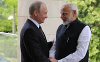 ロシアのプーチン大統領とインドのモディ首相が電話会談した（2018年、ロシア南部ソチ）＝スプートニク・ロイター