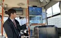 自動運転バスの中ではカメラやセンサーが捉えた状況を画面で見られる（14日、栃木県下野市）