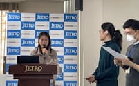 ジェトロなどが開いた対日投資セミナーで講演するＪＡＫＡの朱夏海氏（中国上海市）