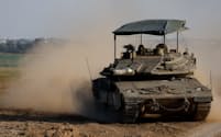 イスラエルとガザの境界付近で作戦を展開する戦車（16日）＝ロイター