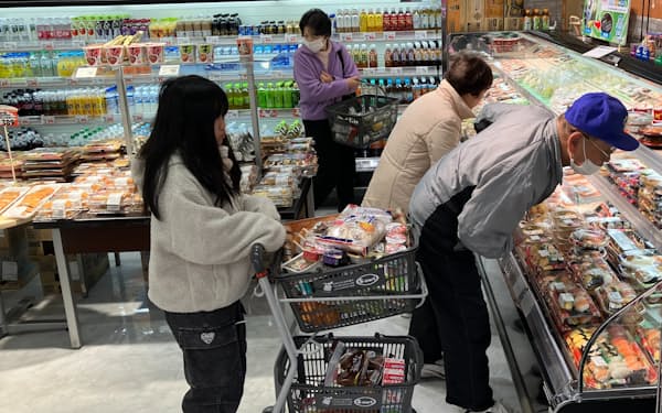 エスマートわかさ店では、承継前にはなかった店内調理の総菜売り場が人気だ