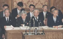 参院予算委員会で橋本龍太郎首相の答弁を聞く筆者（前列左から３人目）＝共同