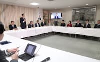 弁護士や税理士など有識者（右側）から意見聴取した自民党政治刷新本部の会合（17日、党本部）