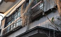 東京都日野市の空き家では窓枠が外れたままになっていた（2023年12月下旬、東京都日野市）