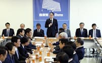 党所属のすべての議員を対象に会合が開かれた自民党政治刷新本部で発言する岸田首相（16日、党本部）