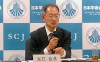 記者会見する日本学術会議の光石衛会長（2023年12月22日）
