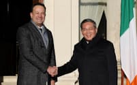 握手するアイルランドのバラッカー首相㊧と中国の李強首相（17日、ダブリン）＝ロイター