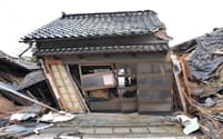 2023年5月の奥能登地震の際に実施された応急危険度判定の「危険（赤紙）」が残る建物。珠洲市熊谷町で撮影（写真：日経クロステック）
