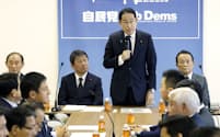 自民党政治刷新本部の会合で発言する岸田首相。左端は菅前首相、右端は麻生副総裁（16日、党本部）