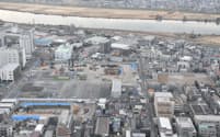 再開発の工事が進む京葉ガス工場跡地（中央、千葉県市川市）