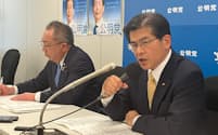 「政治改革ビジョン」を発表する公明党の石井幹事長㊨（18日、国会内）