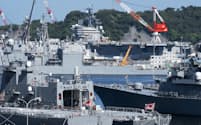横須賀港に停泊する在日米軍の艦船と自衛隊の護衛艦