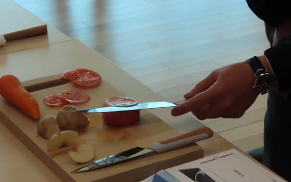 手を添えることなくトマトが切れていくほどの切れ味を持つ