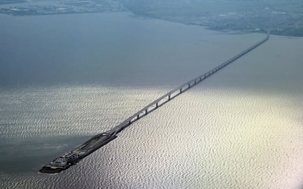 東京湾アクアラインの海ほたるパーキングエリア(手前)=千葉県木更津市