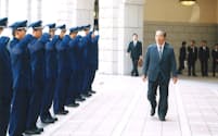 次官として神戸税関を視察（2001年４月）