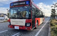 試乗会で平塚市内を走行する自動運転バス（19日、神奈川県平塚市）