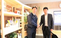 豊国工業の井上社長（左）のもとを訪れた京都総研コンサルティング社員。ＣＦＰの導入を支援する（三重県伊賀市）