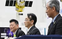 探査機「SLIM（スリム）」の月面着陸について記者会見するJAXAの（手前から）山川宏理事長、国中均・宇宙科学研究所長ら（20日未明）