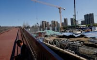 中国・北京で進む地下鉄駅の建設（23年4月）＝ロイター
