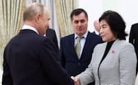 ロシアのプーチン大統領（左）と握手する北朝鮮の崔善姫外相（16日、モスクワ）＝ロイター