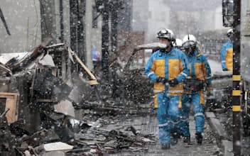 地震直後の火災で全域が焼失した「輪島朝市」付近で活動する警察官ら＝13日午前、石川県輪島市