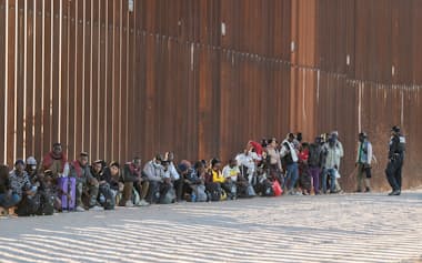 メキシコとの米南部国境には世界各国からの移民が押し寄せている（23年12月、アリゾナ州）=ロイター