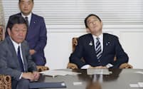 自民党役員会に臨む岸田首相と茂木幹事長㊧（23年11月、国会内）