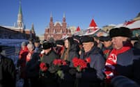 ２１日、レーニン廟に献花するロシア共産党幹部ら＝ＡＰ