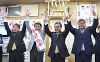 東京都八王子市長選で初当選を決め、自民党の萩生田前政調会長（右端）らと万歳する初宿和夫氏（左から2人目）＝共同
