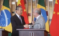 ブラジルのビエイラ外相㊨と握手する中国の王毅外相（19日、ブラジリア）＝中国外務省ホームページから